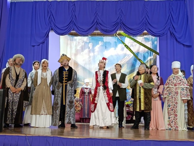 Сотталған әйелдер әртістерге спектакль қойды