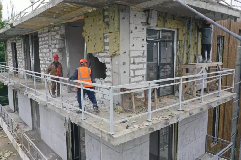 Алматыда құрылыс компаниясы екі қабатты ғимарат салуға рұқсат алып, үш қабат салып тастаған