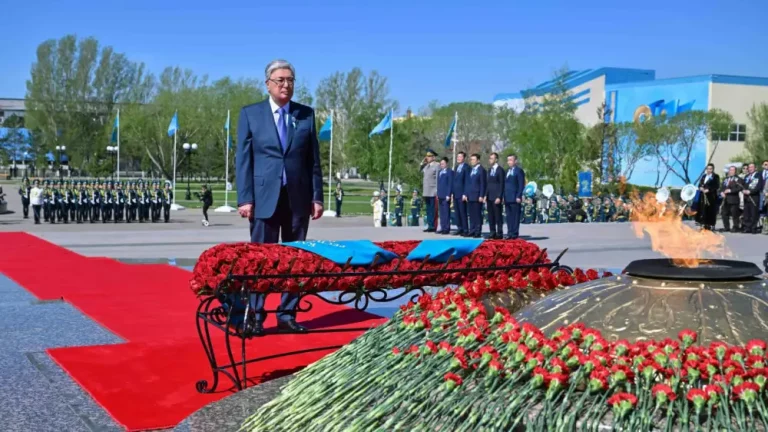 Мемлекет басшысы қазақстандықтарды Жеңіс күнімен құттықтады