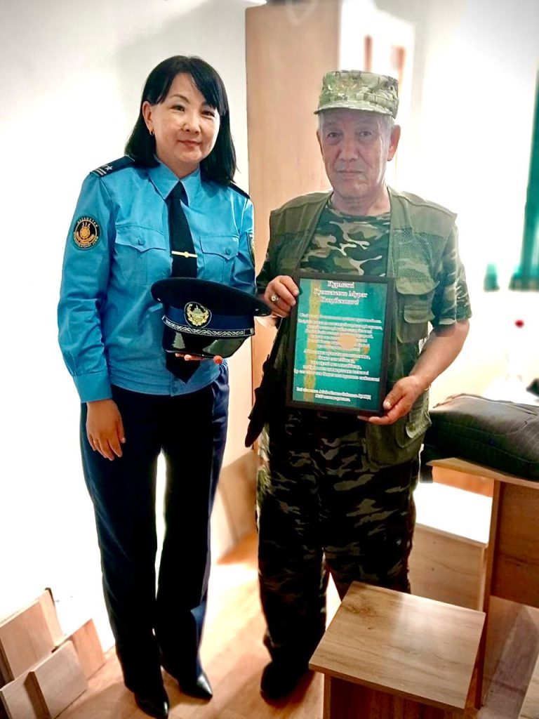 Абай облысында мекеме қызметкерлері қылмыстық атқару жүйесінің зейнеткерін «Жасақ бастығы күнімен» құттықтады