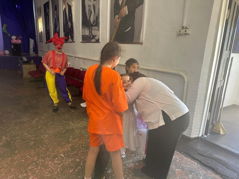 Колонияға аналарын көру үшін балалар үйінің бүлдіршіндері барды