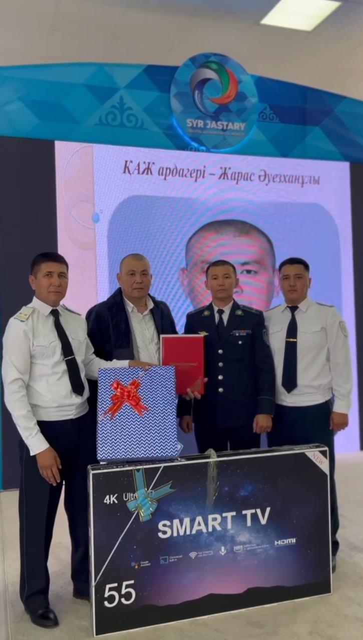 ҚАЖ қызметкерлері Жарас Әуезханұлын зейнеткерлікке шығарып салды