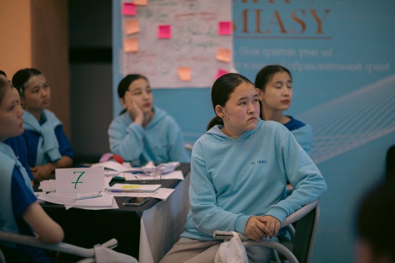 Дарынды балаларға арналған жазғы оқу лагері балаларды қуантуда