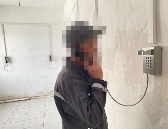 Сотталғандар отбасымен таксофон арқылы байланысуда