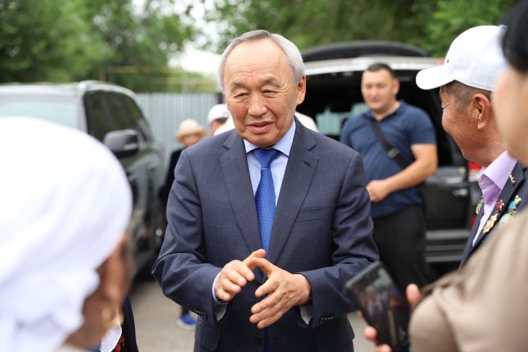 Туған жерге туыңды тік!