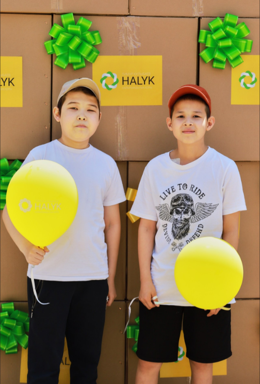 «Халық» қайырымдылық қоры мерекеде балаларды қуантты