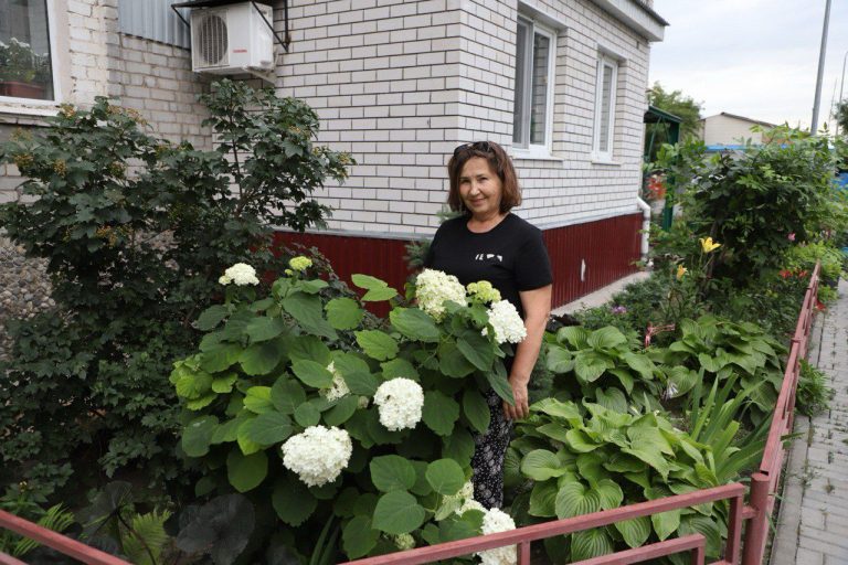 ЖЕТІСУЛЫҚТАР ӨЗ ҮЙЛЕРІНІҢ АУЛАСЫН ГҮЛДЕНГЕН БАҚҚА АЙНАЛДЫРУДА