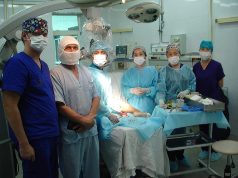 Алматинские врачи вернули возможность ходить пациентке