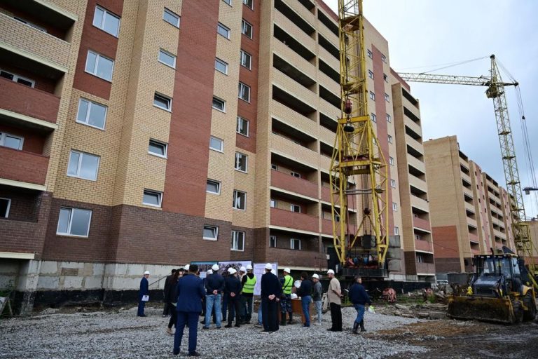 «Бірлік» шағын ауданында 700 үйдің құрылысы жүріп, 200 үйдің кілті табысталды