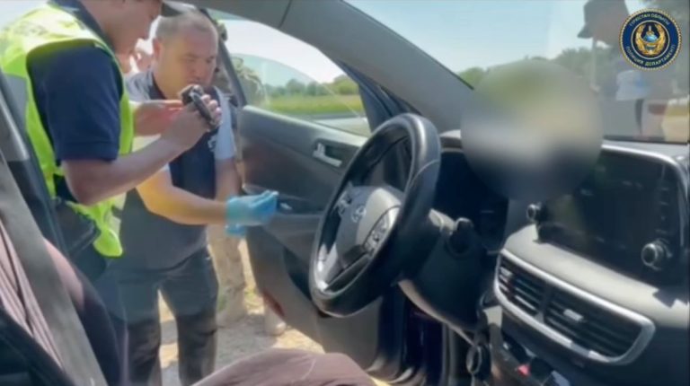 Полиция есірткі қоюшының көлігінен 47 дана мефедрон тапты