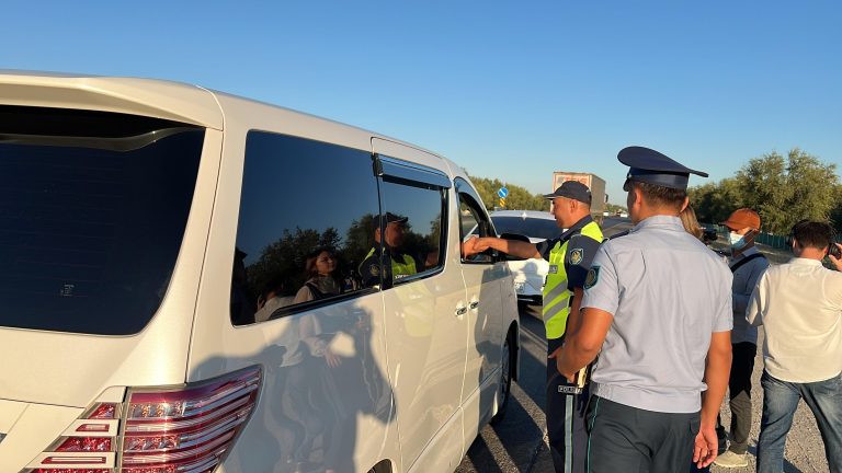 Полиция «Альфард» жүргізушілеріне түсіндірме жүргізді