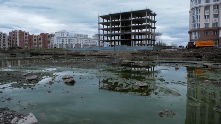 Вместо дороги — болото: из-за действий подрядчика астанчане дышат канализационными испарениями