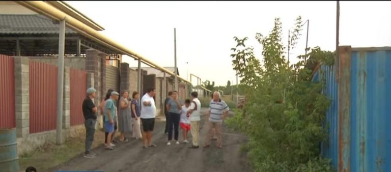 Тағы да жер дауы: Алматыда тұрғындар заңсыз құрылысқа наразы