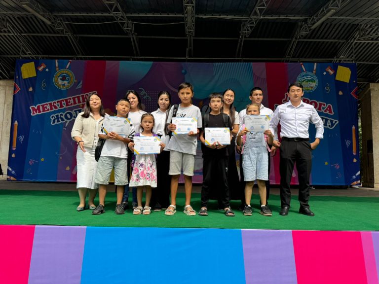 «Еріктілер кеңесі» мүшелерімен оқушыларға сертификаттар мен оқу құралдары таратылды