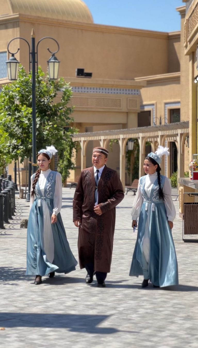 Түркістандық полицейлер Абай шығармашылығын әуелетіп, ұлттық киімді дәріптеді