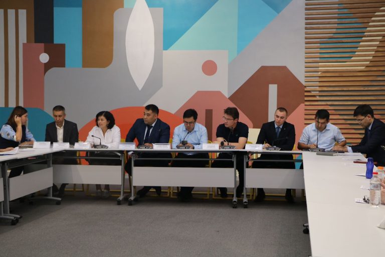 «Ардагерлерді ардақтайық» және «Кедергісіз келешек» партиялық жобалары аясында зейнеткерлердің мемлекеттік органдар өкілдерімен кездесуі өтті