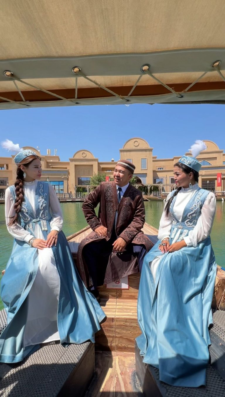 Түркістандық полицейлер Абай шығармашылығын әуелетіп, ұлттық киімді дәріптеді