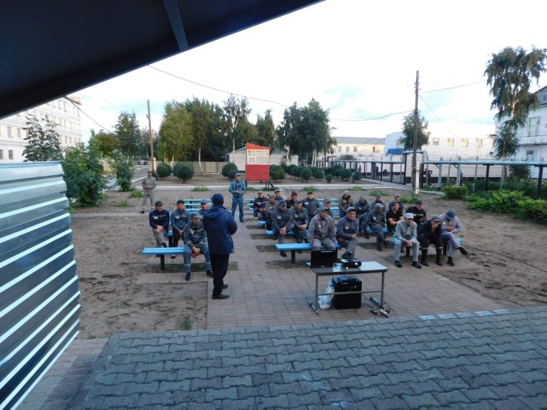 № 38 мекемеге жазасын өтеп жатқан сотталғандар «Анаға апарар жол»фильмін бірге көру үшін ашық ауада жиналды