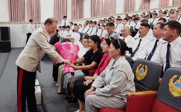 Қаза тапқан полицейлердің аналары мен жарларына құрмет көрсетілді