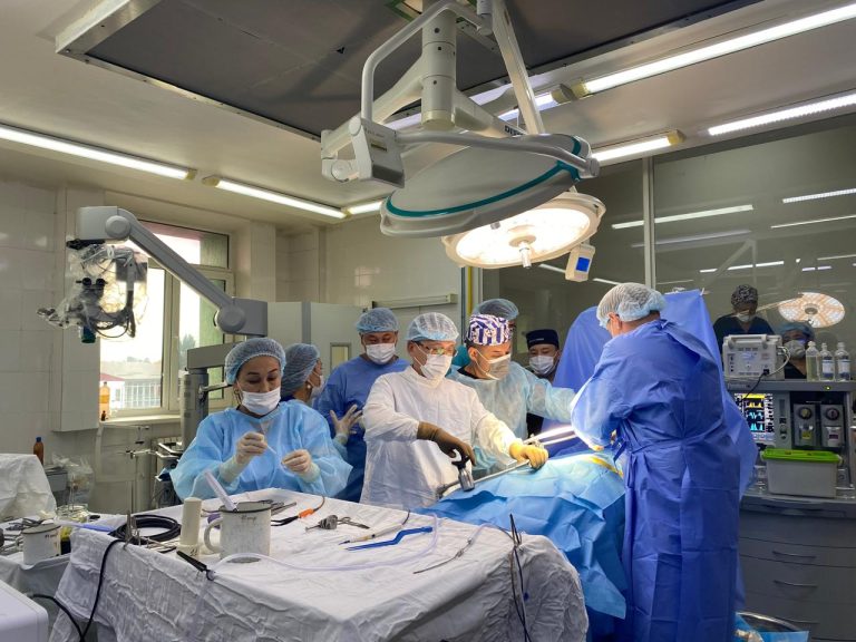 Алматыдағы жетінші аурухана дәрігерлері омыртқасы қатты зақымданған науқастарды шағын инвазивті тәсілдермен емдеп жатыр