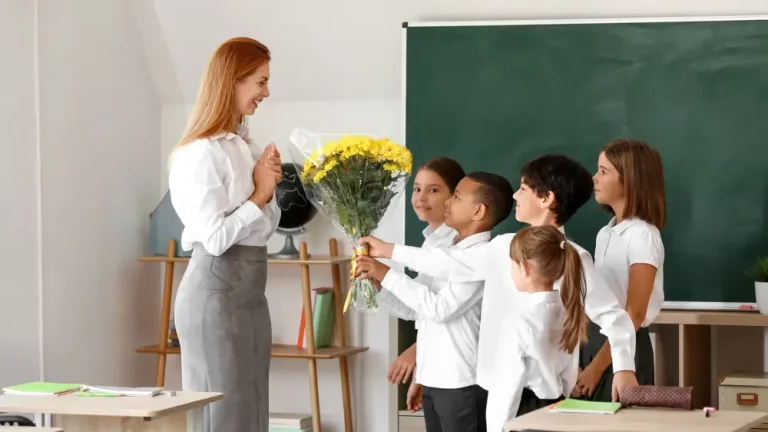 Қазақстанда мұғалімге гүл беруге бола ма?