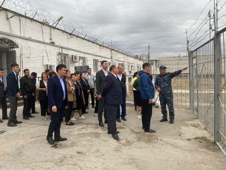 Кірістер департаментінің қызметкерлері темір тордың ішкі тынысы мен танысты