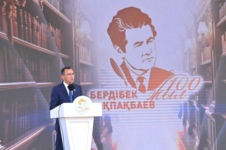 Торжественное открытие памятника в честь векового юбилея выдающегося классика детской казахской литературы Бердибека Сокпакбаева состоялось в селе Нарынкол