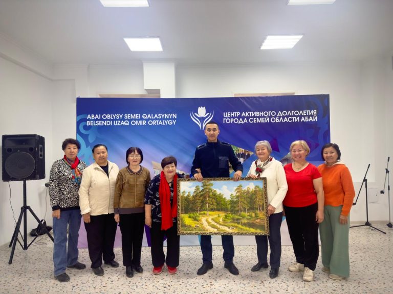 Сотрудники УИС сделали праздничный подарок для пожилых людей, получающим услуги в центре специально-социальных услуг