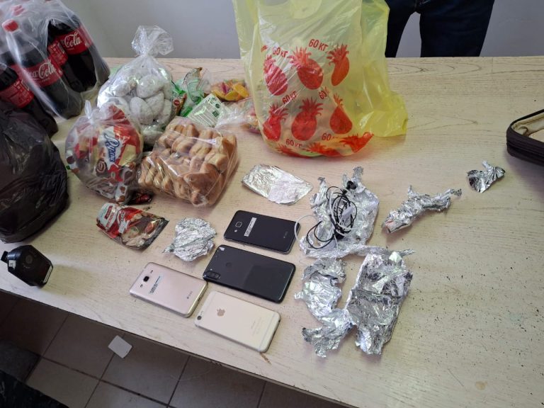 3 ұялы телефонды чемоданның үштік түбінің астына Астана колониясына беруге тырысты