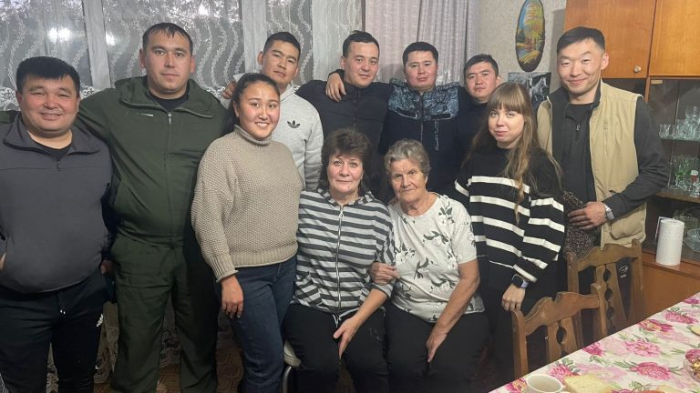 Труженицу тыла навестили представители Акмолинской УИС и местной территориальной исполнительной власти