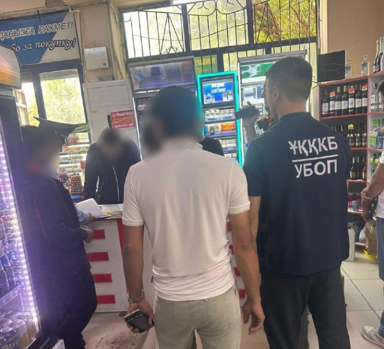 Полиция дүкен сатушысынан тыйым салынған 90-нан астам вейп тәркіледі