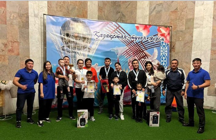 Сотрудник акмолинского учреждения вместе со своей семьёй принял участие в спортивном мероприятии к Дню семьи