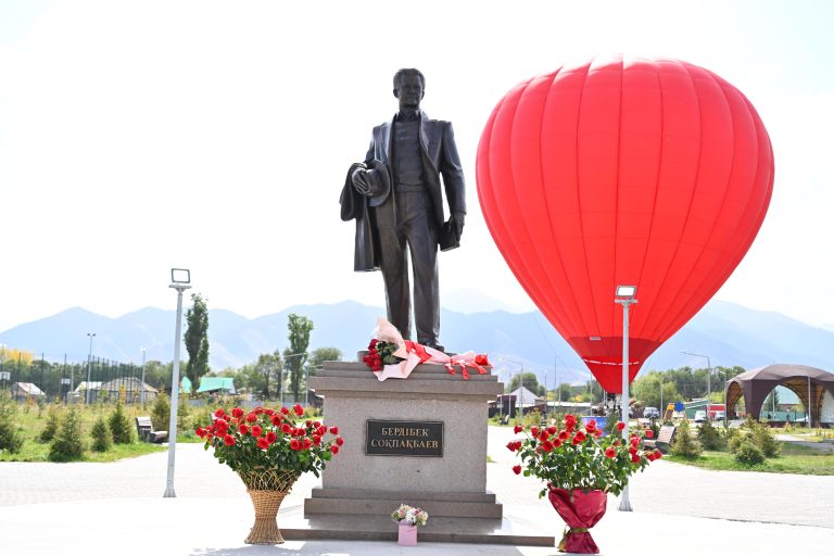 ҚАСЫМ-ЖОМАРТ ТОҚАЕВ ҚАЗАҚСТАНДЫҚТАРДЫ ЖАЗУШЫ БЕРДІБЕК СОҚПАҚБАЕВТЫҢ 100 ЖЫЛДЫҚ МЕРЕЙТОЙЫМЕН ҚҰТТЫҚТАДЫ