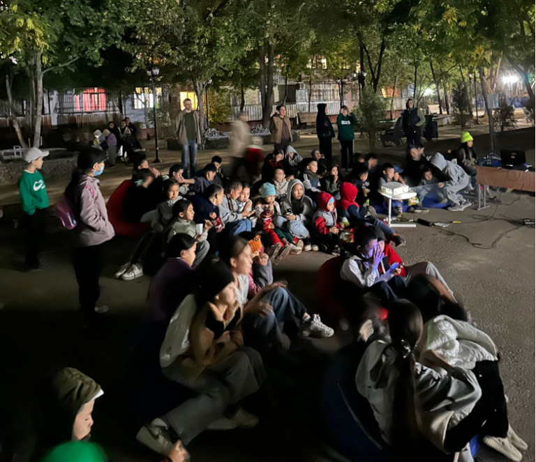 ТҮРКСІБ АУДАНЫНДА ҚАЛА КҮНІНЕ ОРАЙ КИНО КЕШІ ӨТТІ