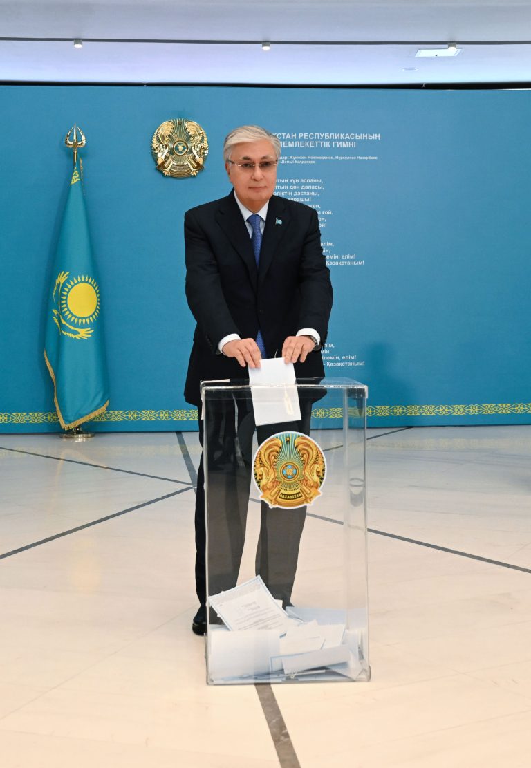 Президент республикалық референдумда дауыс берді