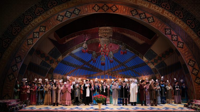 Театр имени Абая наградил 126 ветеранов мира классики