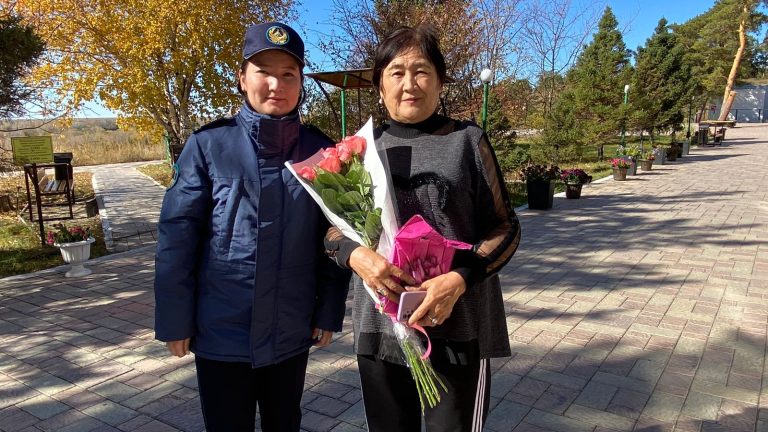 Сотрудники учреждения смешанной безопасности области Абай поздравили с днем учителя своих учителей