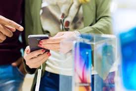 Дүкенде сауда жасаған жас қыз дүкеншіні алдап кеткен