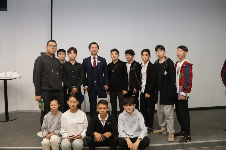 Серік Есматов «Алматы тұлғалары» жобасы аясында жастармен кездесті