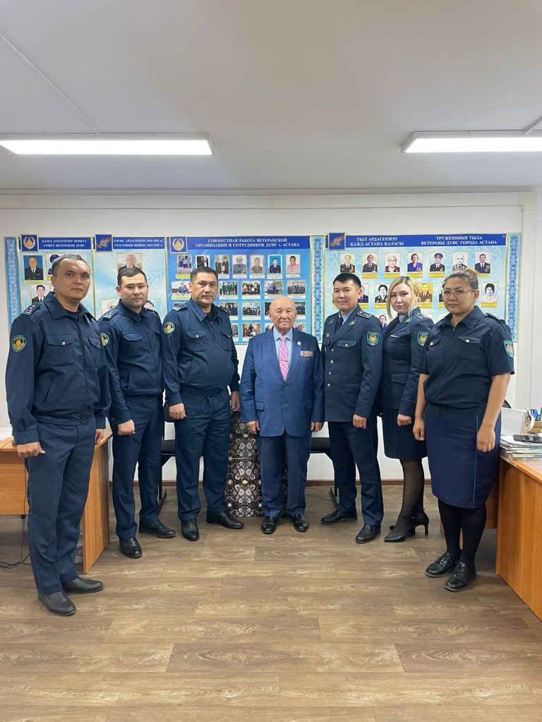 Астана қаласы бойынша ҚАЖ департаментінің қызметкерлері Ардагерлер кеңесінің төрағасын «Қариялар күнімен» құттықтады