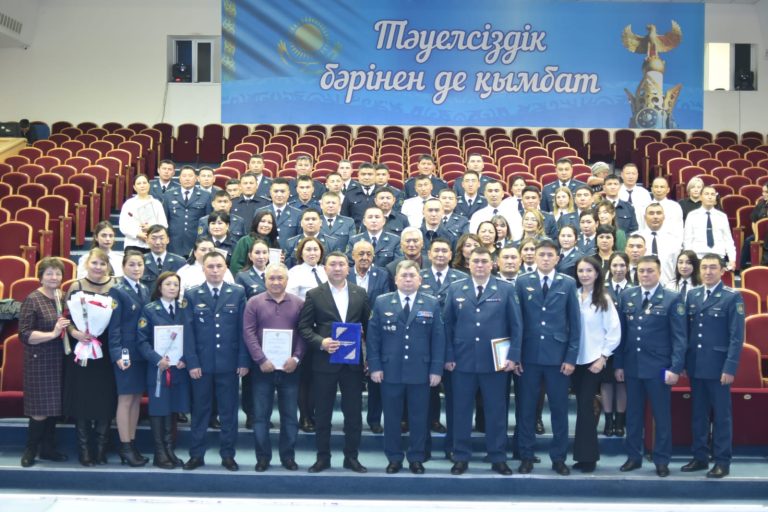 Сотрудники акмолинского ДУИС получили медали и грамоты министра внутренних дел, в честь празднования Дня Республики Казахстан