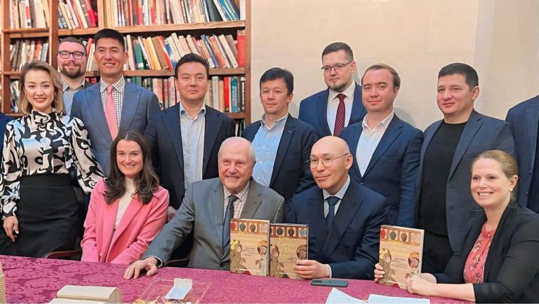 ХАЛЫҚАРАЛЫҚ «ҚАЗАҚ ТІЛІ» ҚОҒАМЫ ВАШИНГТОНДА «ӨЗ ЗАМАНЫНЫҢ ГЕНИЙЛЕРІ. ИБН СИНА, БИРУНИ ЖӘНЕ ҰМЫТЫЛҒАН ҰЛЫЛЫҚ» КІТАБЫН ТАНЫСТЫРДЫ