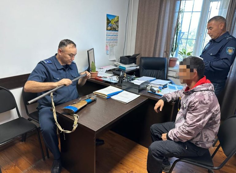 Түркістан облысының тұрғындары полицияға 180 бірліктен астам тіркелмеген қаруды өз еркімен тапсырды