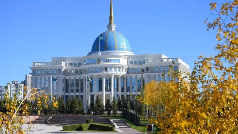 Мемлекет басшысы ғалым, мұғалім, дәрігер, құтқарушылар және өндіріс қызметкерлерін марапаттады