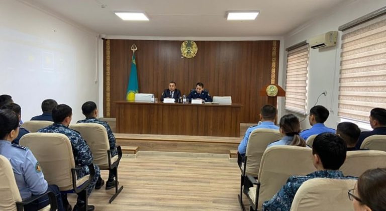 Жеке құрам ардагерлер кеңесінің төрағасымен кездесті