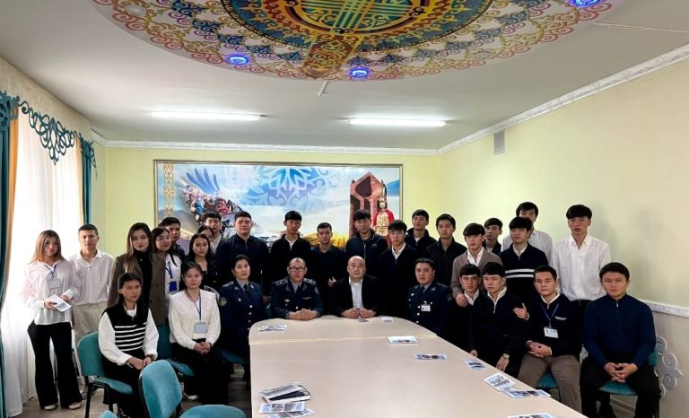 Мектеп оқушылары және колледж студенттерімен кездесу