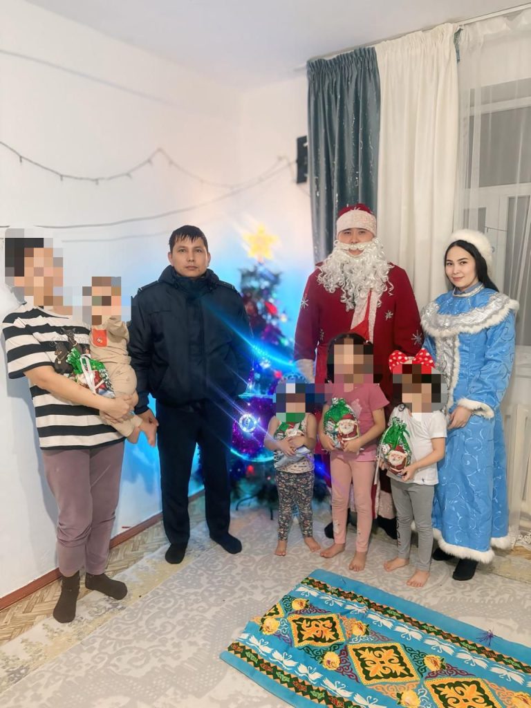 Қызылордада пробация есебіндегі көпбалалы аналардың балаларына жаңа жылдық сыйлықтар берілді