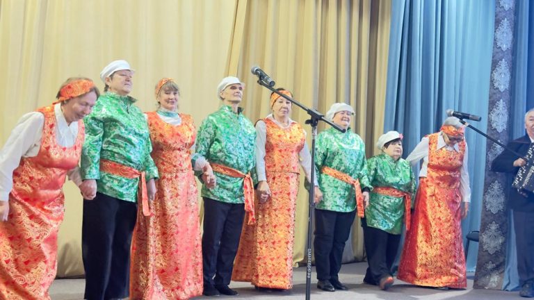 Сотталғандар қарттар үйінде тұратын қарияларға киімдер тікті
