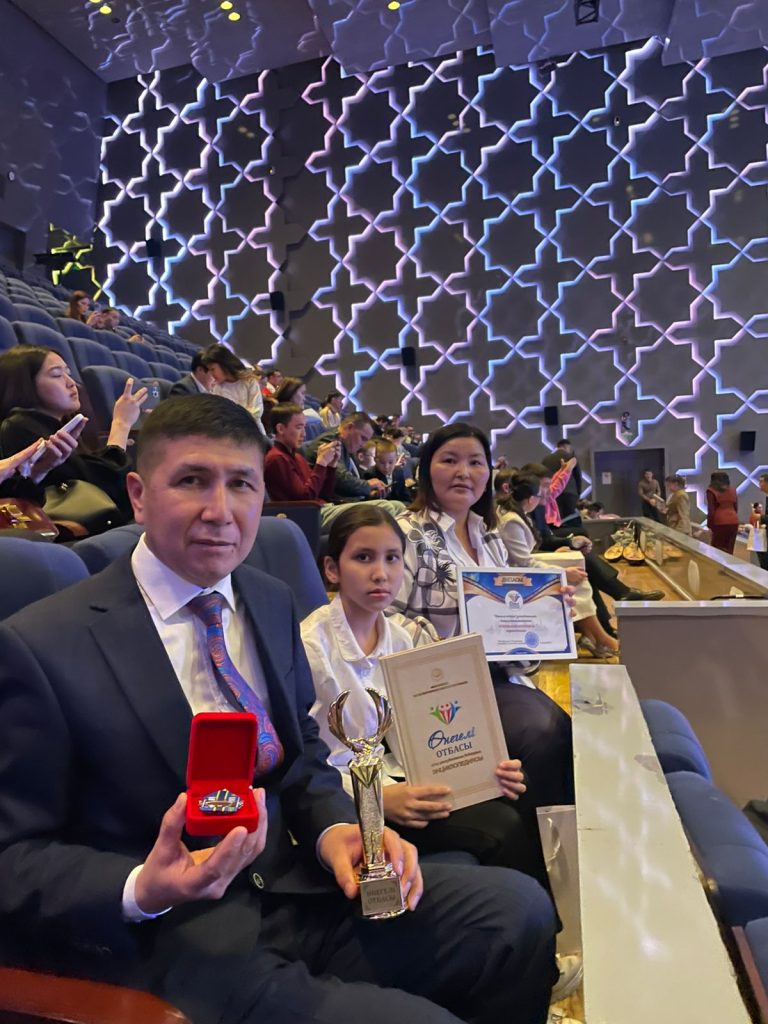«Өнегелі отбасы» байқауының жеңімпазы – Ускенбаевтар отбасы Астанада марапатталды