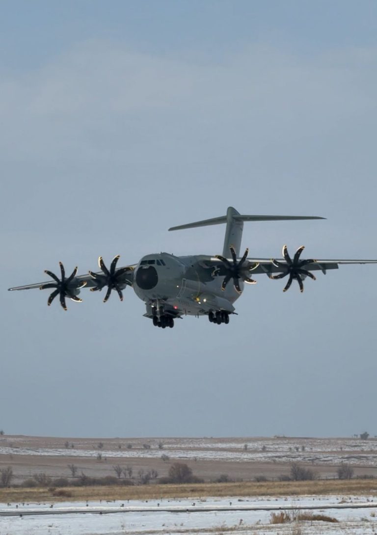 Әскери-әуе күштерінің ұшқыштары A-400M ұшағын сынақтан өткізуде